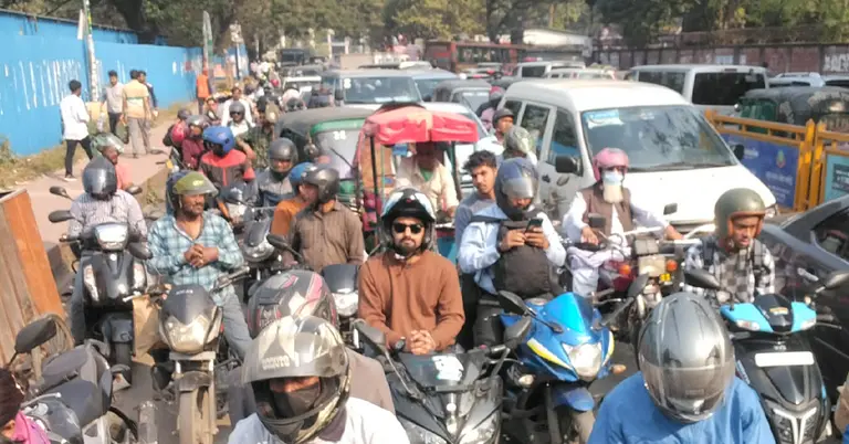 ফোন ব্যবসায়ীদের বিক্ষোভে দেখা দিয়েছে তীব্র যানজট